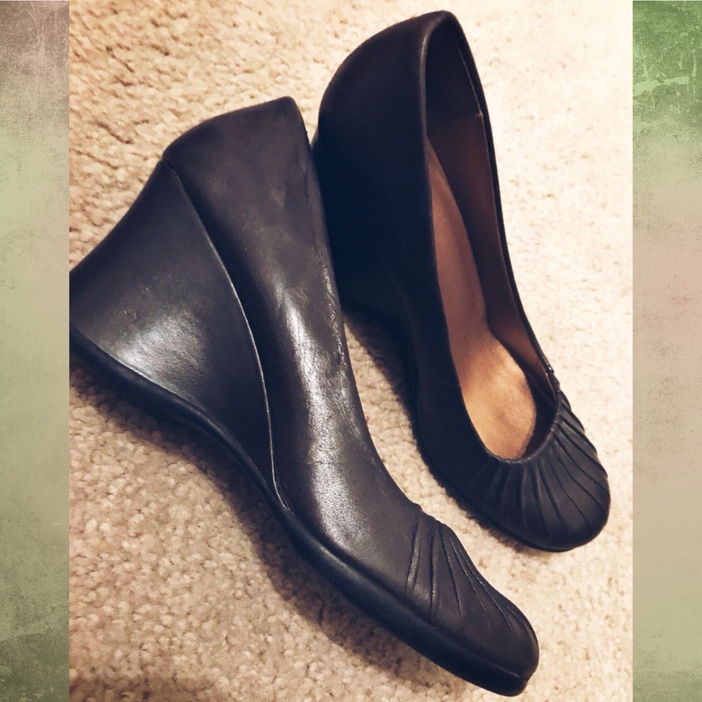 NWOT Vintage Bass Leather Wedges
